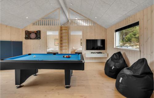 4 Bedroom Awesome Home In Rømøにあるテレビまたはエンターテインメントセンター