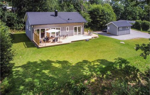 an aerial view of a tiny house in a yard at Stunning Home In Tvärred With Kitchen in Alhammar