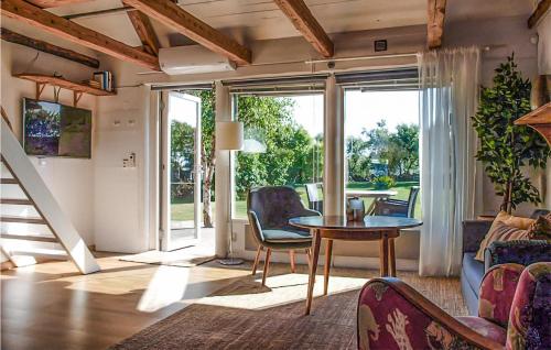 Glommenにある1 Bedroom Cozy Home In Falkenbergのテーブルと椅子のあるリビングルーム