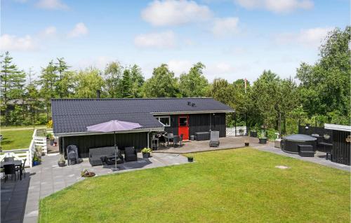 SkjernにあるBeautiful Home In Skjern With Kitchenのパティオと庭のある家