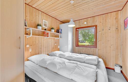 Beautiful Home In Skjern With Kitchenにあるベッド