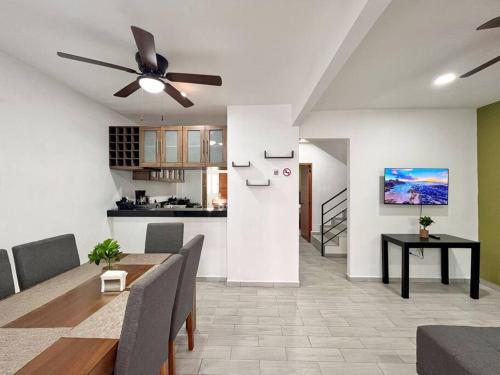 a kitchen and a dining room with a ceiling fan at A nice like a local Villa house - Casa Encuentro Tulum in Tulum