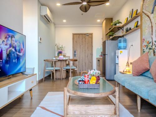 a living room with a couch and a table at Homestay Ecopark Hung Yen by QMP in HÆ°ng YÃªn