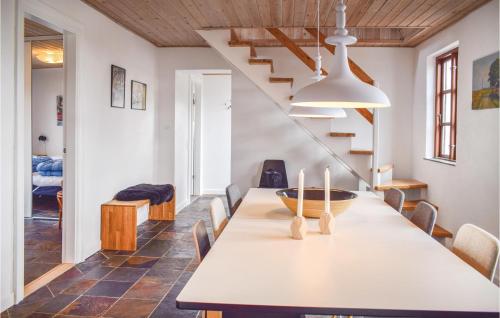 Posezení v ubytování Three-Bedroom Holiday Home In Knebel