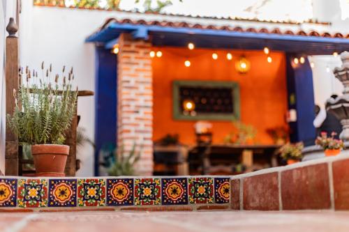 a restaurant with a colorful tile fence in front of a building at Casa de hospedaje -La Abadía de San Pedro in Guadalajara