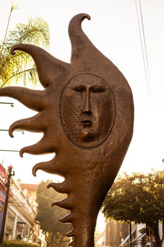 a statue of a face in a sun at Casa de hospedaje -La Abadía de San Pedro in Guadalajara