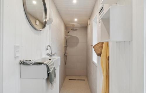 Bilik mandi di Nice Home In Slagelse With Kitchen