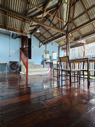 Ruang duduk di Let's Sea Hostel