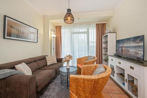 a living room with a couch and chairs at Südwind 06 in Zempin