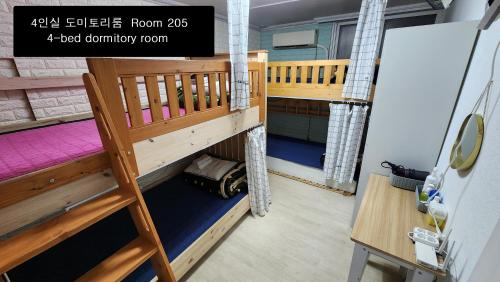 a room with two bunk beds in a room at Daejeon Guesthouse Sky Garden in Daejeon