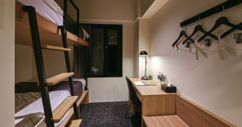 Postel nebo postele na pokoji v ubytování TUNE STAY KYOTO