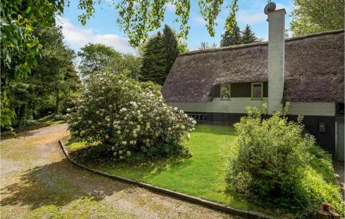 an old house with a thatched roof and a yard at 2 Bedroom Nice Home In Aabenraa in Loddenhøj
