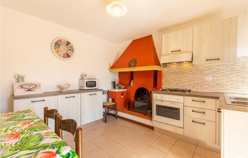Η κουζίνα ή μικρή κουζίνα στο Lovely Home In Marliana With Wifi