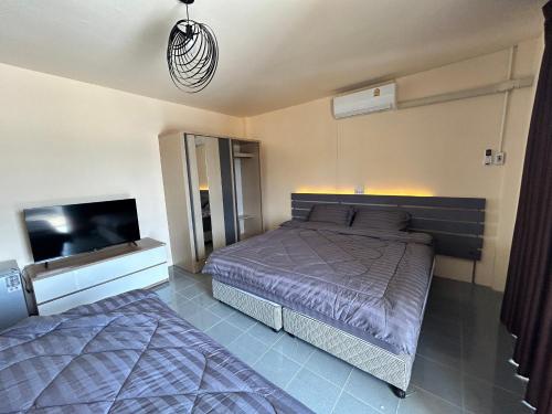 Postel nebo postele na pokoji v ubytování Krabi Greenday Hostel and Glamping