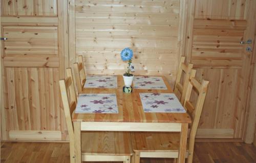 Imagen de la galería de 2 Bedroom Cozy Apartment In Sandstad, en Skipnes