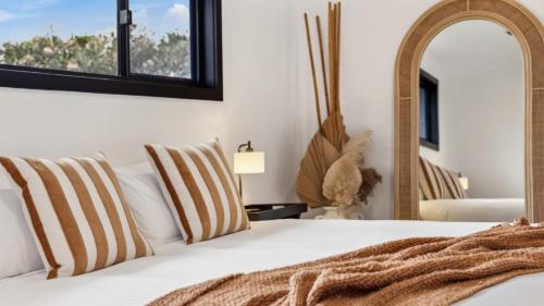 Ein Bett oder Betten in einem Zimmer der Unterkunft Catalyst Retreat - Stylish, Pets, Accessible, Sauna