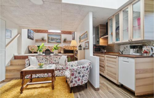 cocina y sala de estar con 2 sillas y mesa en Lovely Apartment In Allinge With Wifi, en Allinge