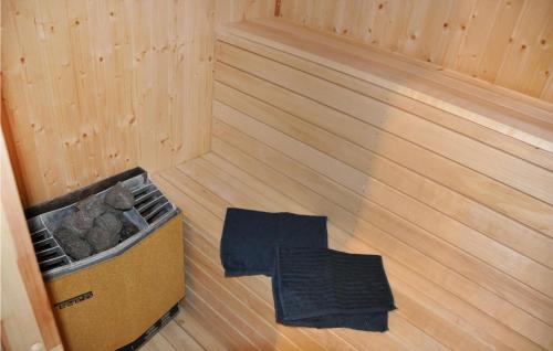 eine Sauna im Innenbereich mit einer Box auf dem Boden in der Unterkunft Nice Home In Segmon With Kitchen in Segmon