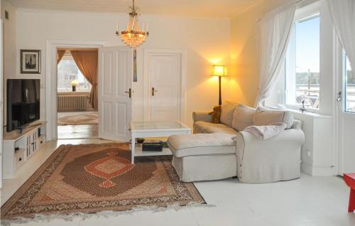 ein Wohnzimmer mit Couch und Fernseher in der Unterkunft Nice Home In Segmon With Kitchen in Segmon