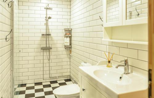 Ein Badezimmer in der Unterkunft Nice Home In Segmon With Kitchen