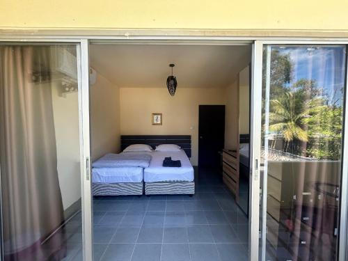 Postel nebo postele na pokoji v ubytování Krabi Greenday Hostel and Glamping