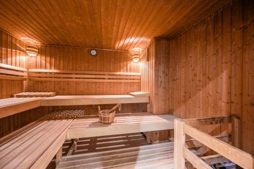 an empty wooden sauna with a bucket in it at Südwind 12 in Zempin