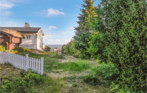 Κήπος έξω από το Amazing Home In Drøbak With Kitchen