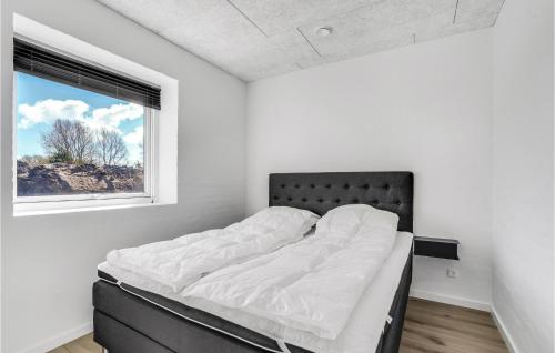 Ένα ή περισσότερα κρεβάτια σε δωμάτιο στο Amazing Home In Rømø With Kitchen