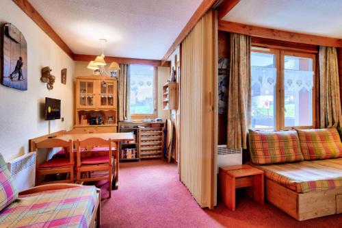 a living room with a desk and a table in a room at Quartier La Forêt - maeva Home - Studio + coin cabine 4 personnes - Budget MAE-9501 in Valmorel
