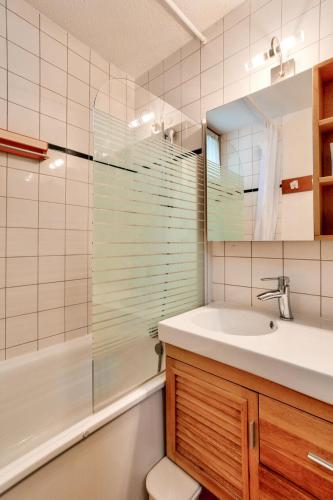 une salle de bain avec un lavabo et une douche en verre dans l'établissement Quartier La Forêt - maeva Home - Appartement 2 pièces 4 personnes - Budget MAE-9501, à Valmorel