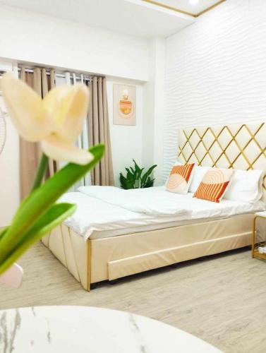 a bedroom with a bed with a flower at Condo in Las Piñas- The Suite Spot Alabang in Manila