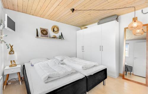 Cama o camas de una habitación en 3 Bedroom Beautiful Home In Farsø