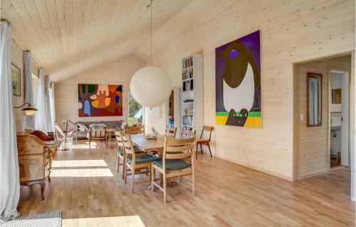 Posezení v ubytování Gorgeous Home In Sejerø With Wifi
