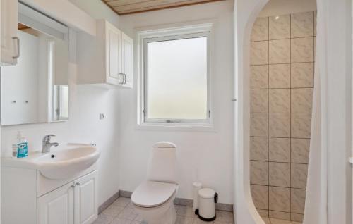 Ένα μπάνιο στο Cozy Home In Samsø With Wifi