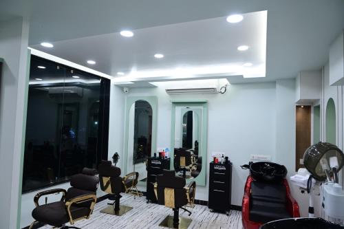 a hair salon with a bunch of chairs and mirrors at The Infigo in Beherāpāt