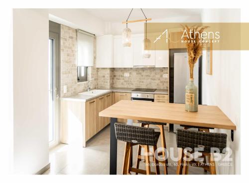 アテネにあるAthens House Concept Apartmentsのキッチン(テーブル、椅子、花瓶付)
