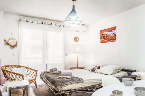 une chambre avec un lit, une chaise et une table dans l'établissement Imperial plazza, à Menton