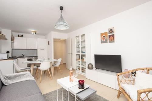 un salon avec un canapé et une table dans l'établissement Imperial plazza, à Menton