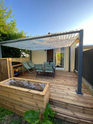 Sainte-Soulleにあるfleur de selの木製デッキ(テーブル、椅子付)