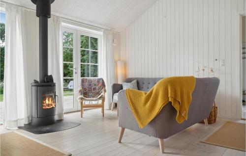 Una sala de estar con un sofá y una estufa. en Amazing Home In Gilleleje With Wifi, en Gilleleje