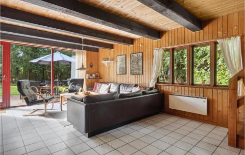 een woonkamer met een bank en een tafel bij Holiday Home Kliren Rømø Ix in Rømø Kirkeby