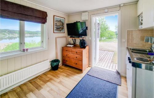 cocina con TV y cocina con ventana en Amazing Home In Lysekil With Sauna, en Lysekil