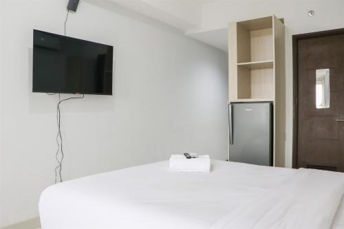 Μια τηλεόραση ή/και κέντρο ψυχαγωγίας στο Cozy and Nice Studio Apartment at Mekarwangi Square Cibaduyut By Travelio