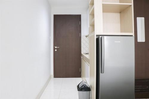 Η κουζίνα ή μικρή κουζίνα στο Cozy and Nice Studio Apartment at Mekarwangi Square Cibaduyut By Travelio