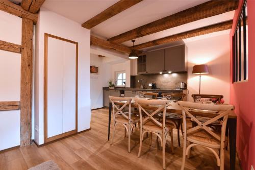 une cuisine et une salle à manger avec une table et des chaises dans l'établissement La vie en rose 6GUESTS-3BR, à Colmar