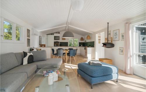 GørlevにあるCozy Home In Gørlev With Kitchenのソファとテーブルのあるリビングルーム