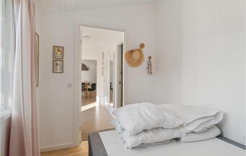 Cozy Home In Gørlev With Kitchenにあるベッド