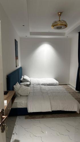 Кровать или кровати в номере Wadi front Apartment