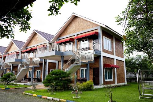 a building with balconies and a basketball court at Thong's Inn Hotel Kualanamu in Medan