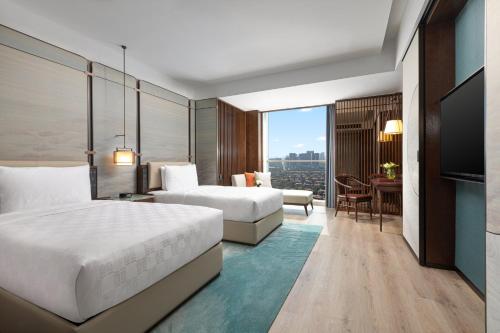 Postel nebo postele na pokoji v ubytování HUALUXE Hotels and Resorts Haining